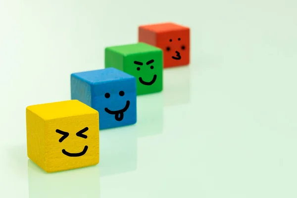 Kolorowe Drewniane Klocki Emotikonami Pozytywne Emocje Uśmiechy Wyraz Twarzy Pojęcie — Zdjęcie stockowe