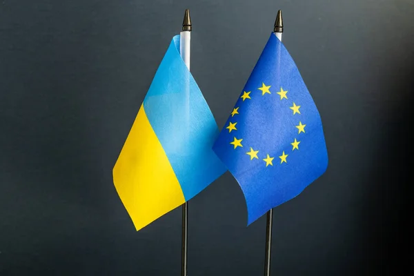 Bandeiras Dos Países Comunidade Europeia Ucrânia Mastro Lado Uns Dos — Fotografia de Stock
