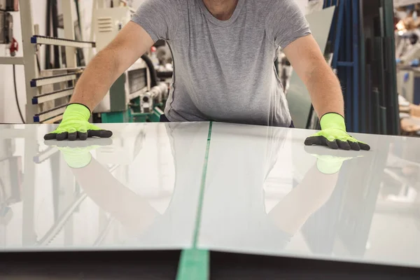 Vitrier Atelier Coupe Brise Verre Blanc Sur Une Table Spéciale — Photo