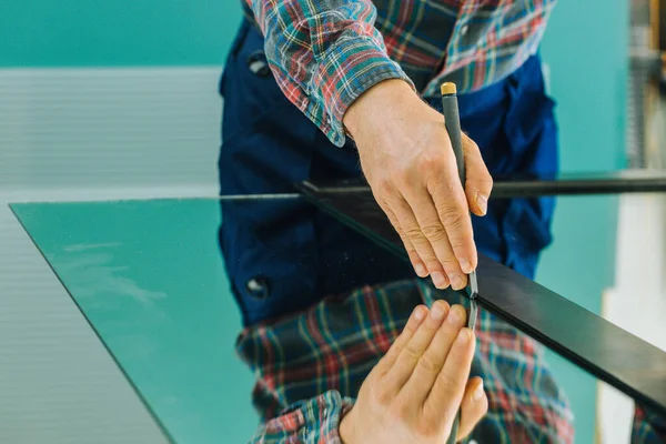 Glaset Skär Spegeln Med Hjälp Specialiserad Utrustning Glas Verkstad — Stockfoto