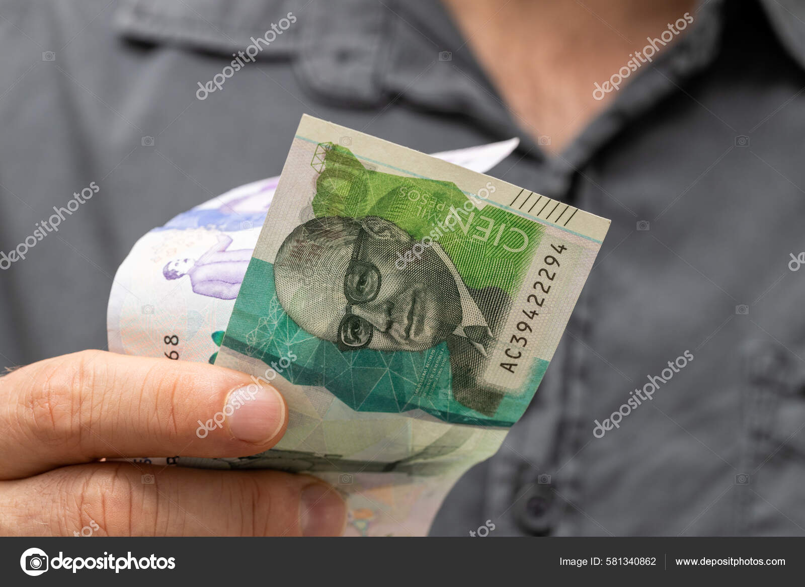 50和100哥伦比亚比索手头有钞票最高面额金融概念哥伦比亚货币——图库图片© rochu_2008 #581340862