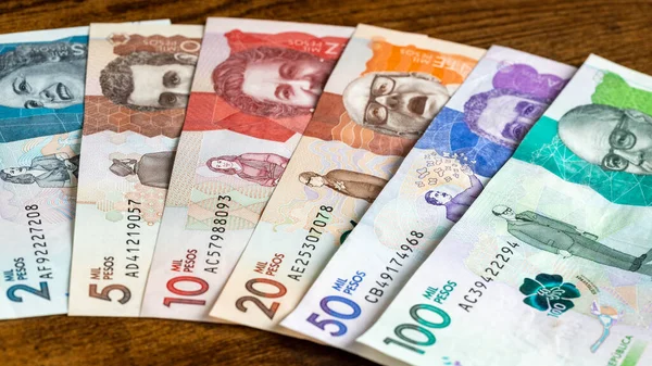 Colombiaans Geld Papieren Bankbiljetten Verspreid Tafel Bankieren Financieel Concept — Stockfoto