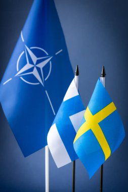 29 Haziran Madrid İspanya, Finlandiya ve İsveç bayrakları NATO sembolü, konsept, İttifak Ülkelerinin Zirvesi ve her iki İskandinav ülkesinin de katılımının tartışılmasının yanında