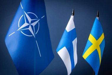 29 Haziran Madrid İspanya, Finlandiya ve İsveç bayrakları NATO sembolü, konsept, İttifak Ülkelerinin Zirvesi ve her iki İskandinav ülkesinin de katılımının tartışılmasının yanında