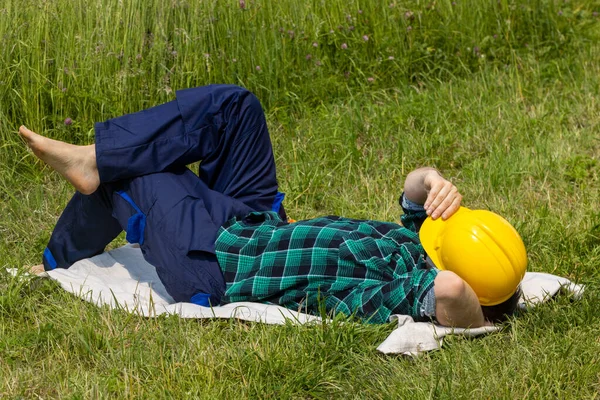 Trabajador Relaja Acostado Prado Con Casco Ropa Trabajo Concepto Equilibrio — Foto de Stock