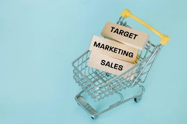 Wooden Block Miniature Shopping Cart Words Target Marketing Sales Creative — Stockfoto