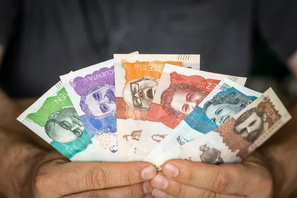 Колумбийские Деньги Человек Рубашке Держит Перед Собой Распространены Поклонник Банкнот — стоковое фото