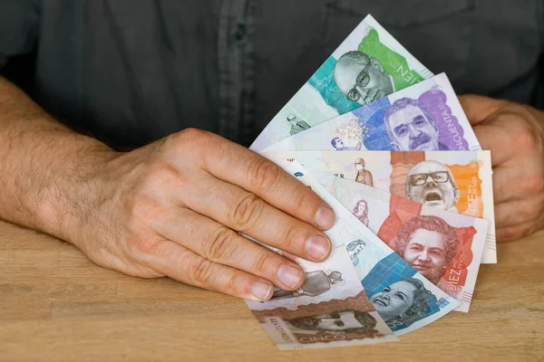Валюта Колумбии Человек Держит Руках Фаната Денег Бизнес Финансовая Концепция — стоковое фото
