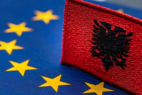 Die Flagge Albaniens Vor Dem Hintergrund Des Symbols Der Europäischen — Stockfoto