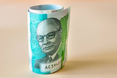 Bir rulo Kolombiya parası, 100 peso, bankacılık konsepti.