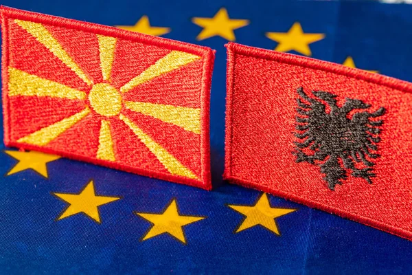 Die Flaggen Nordmakedoniens Und Albaniens Vor Dem Hintergrund Des Symbols — Stockfoto
