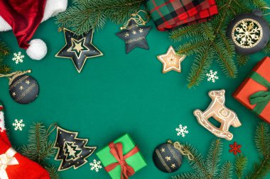 Noel arkaplanı, karamsar dekor, hediyeler, düz döşeme, kopyalama alanı