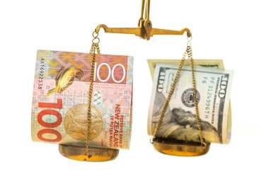 Yeni Zelanda doları döviz kuruna karşı Amerikan doları, finansal konsept, her iki para birimi de beyaz bir arkaplanda yatıyor, 100 dolar.