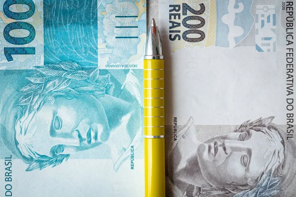 Финансовые Расчеты Бразилии Концепция 100 200 Реалов Банкноты Сложены Красиво — стоковое фото