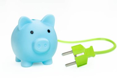 Domuz kumbarası ve yeşil elektrik kablosu, doğal ve ekonomik enerji kaynaklarını destekleyen çevre kavramı, yeşil enerji elde etme teknolojileri