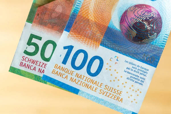 浅木背景 金融概念的150瑞士法郎钞票 — 图库照片