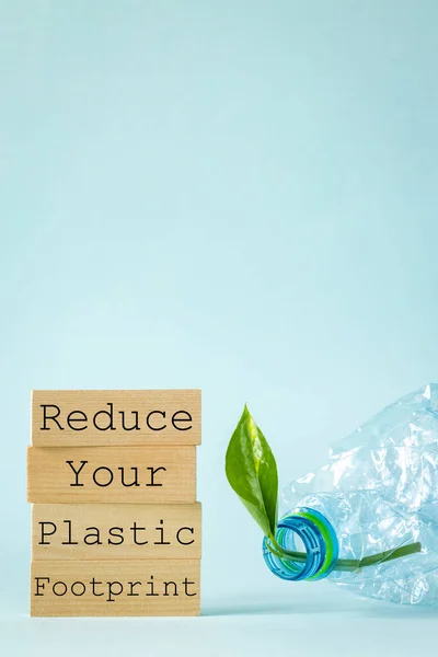 Ξύλινα Μπλοκ Σύνθημα Μειώστε Πλαστικό Σας Αποτύπωμα Θρυμματισμένο Πλαστικό Μπουκάλι — Φωτογραφία Αρχείου