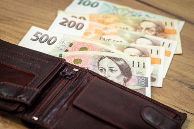 Cüzdanından çıkan Çek parası, finansal konsept.,