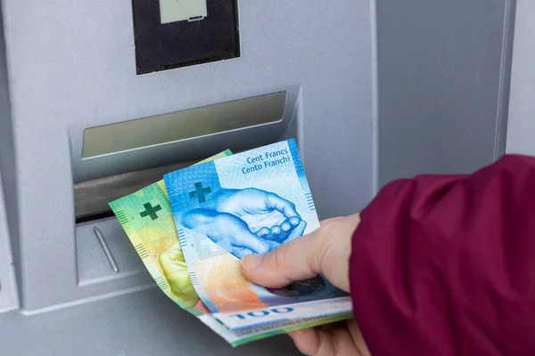 Kobieta Bierze Pieniądze Bankomatu Franków Szwajcarskich Koncepcji Finansowej — Zdjęcie stockowe