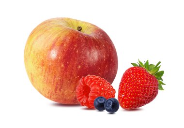 Beyaz arka planda elma, ahududu, yaban mersini ve çilek.