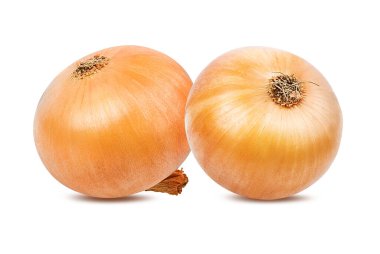 Beyaz arkaplanda soğan izole edildi