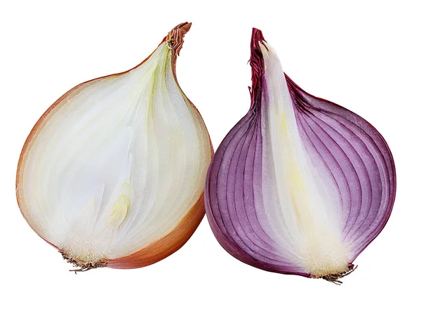 Beyaz arkaplanda soğan izole edildi