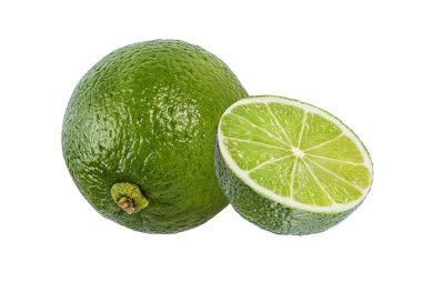 Beyaz arka planda taze yeşil limon izole edilmiş. Turunçgil ve tropikal meyveler