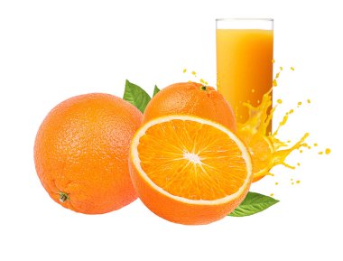Taze olgun portakal suyu ve portakal suyu. Lezzetli portakal suyu beyaz üzerine dökülüyor. 