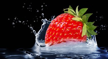 Çilek meyvesi suya düşüyor, siyah bir arka planda, su sıçrıyor.