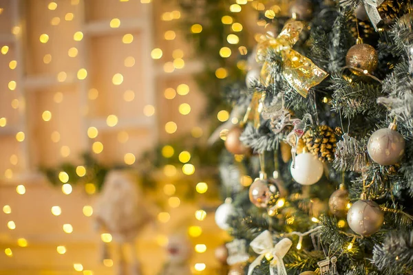 Decoraciones navideñas doradas con grandes detalles y una hermosa composición —  Fotos de Stock