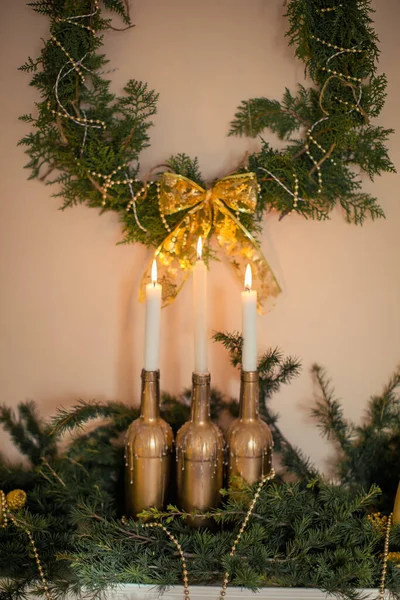Arany karácsonyi dekorációk nagy részletekkel és egy gyönyörű kompozíció — Stock Fotó