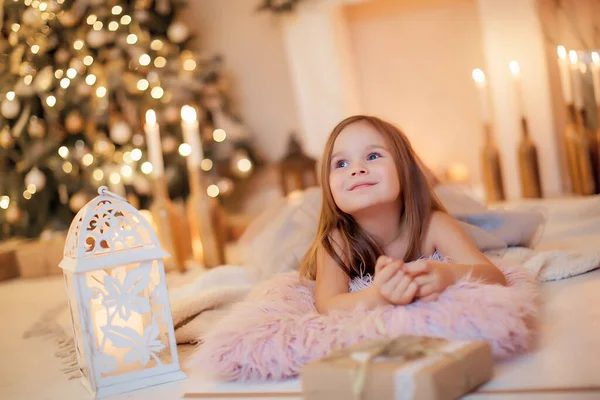 Petite fille sur le fond de la cheminée et arbre du Nouvel An — Photo