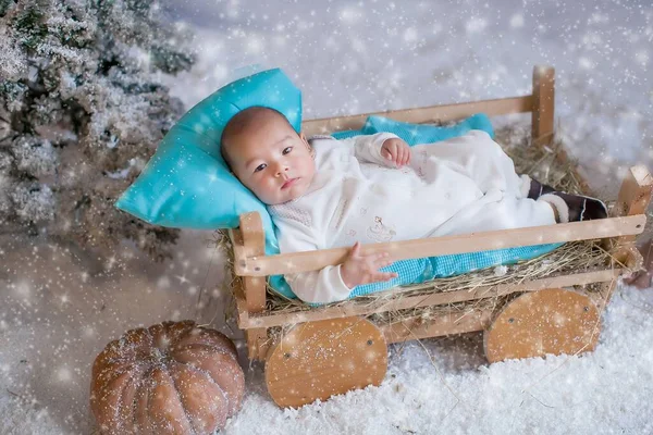 1岁的小孩独自被圣诞装饰品环绕 图库图片