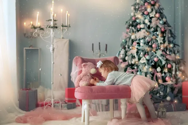 Photo de Noël d'une fille de 3 ans près d'un beau sapin de Noël — Photo