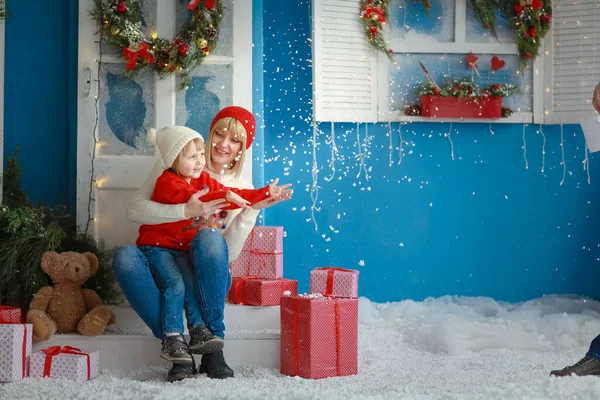 Noël en hiver météo mère et fille sur le fond de paysages et de boîtes de Noël dans le studio photo — Photo