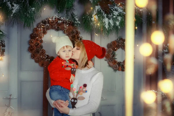 Photo de famille pour maman de Noël avec fille petit enfant près des boîtes de vacances rouges — Photo