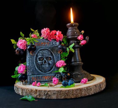 Kafatası, gül ve böğürtlenlerle dolu sakin bir hayat Mutlu bir helowin