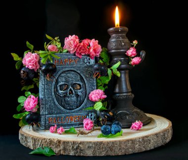 Kafatası, gül ve böğürtlenlerle dolu sakin bir hayat Mutlu bir helowin