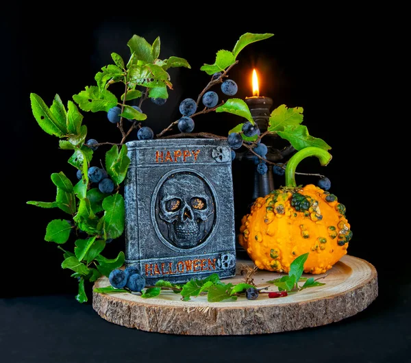 Balkabağı, kafatası ve böğürtlenlerle dolu mutlu bir helowin