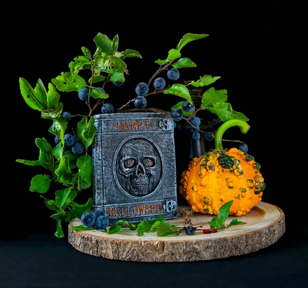 Balkabağı, kafatası ve böğürtlenlerle dolu mutlu bir helowin