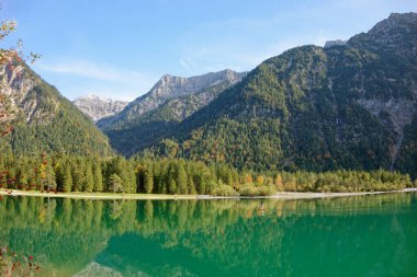 Dağların ve ormanların olduğu bir çevrede Alp Gölü
