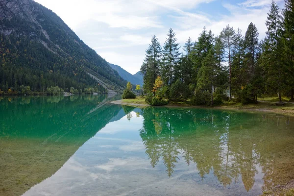 Dağların ve ormanların olduğu bir çevrede Alp Gölü