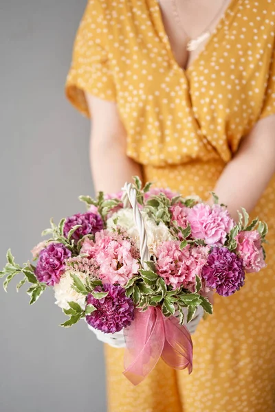 Arrangement de fleurs dans le panier en osier. Beau bouquet de fleurs mixtes à la main de la femme. Beau bouquet frais. Livraison de petite boutique de fleurs et Fleurs. — Photo