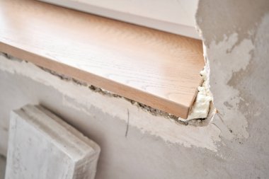 Ahşap pencere pervazı, meşe kaplamalı kontrplak. Pencere pervazı kurulum süreci. İç tasarım, bina, ev geliştirme, sönük konsept.