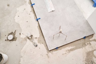 Çatı katı tarzında büyük seramik fayanslar, beton. Evdeki yemek odasının tamiri, mutfak yeri, zemin kaplaması. Tasarım için içi boş, gri beton duvar.