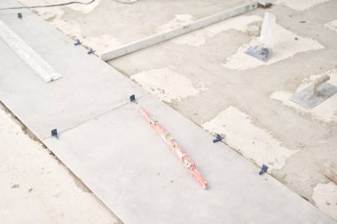 Çatı katı tarzında büyük seramik fayanslar, beton. Evdeki yemek odasının tamiri, mutfak yeri, zemin kaplaması. Tasarım için içi boş, gri beton duvar.