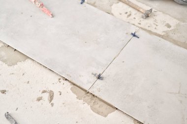 Çatı katı tarzında büyük seramik fayanslar, beton. Evdeki yemek odasının tamiri, mutfak yeri, zemin kaplaması. Tasarım için içi boş, gri beton duvar.