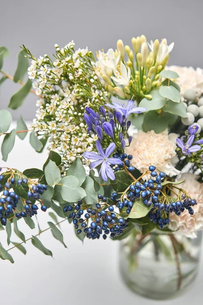 Bukett 009. Färdiga blomsterarrangemang i en vas för hemmet. Blommor gäng, redo för interiör. Färska snittblommor för dekoration hem. Europeisk blomsteraffär. Leverans färsk snittblomma. — Stockfoto