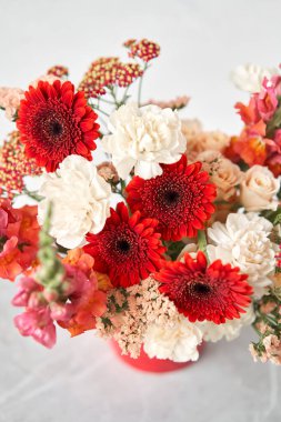 Çiçek aranjmanını ev için vazoda bitirdim. Çiçekler demet, iç için ayarlı. Dekorasyon için taze kesilmiş çiçekler. Avrupa çiçekçisi. Taze kesilmiş çiçek getirdim..