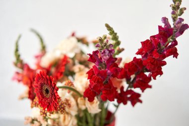 Çiçek aranjmanını ev için vazoda bitirdim. Çiçekler demet, iç için ayarlı. Dekorasyon için taze kesilmiş çiçekler. Avrupa çiçekçisi. Taze kesilmiş çiçek getirdim..